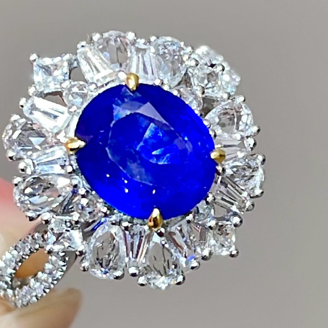 14k Gold 2 Ct Vivid Blue Natural Sapphire & Sapphire & Diamond Ring - 4