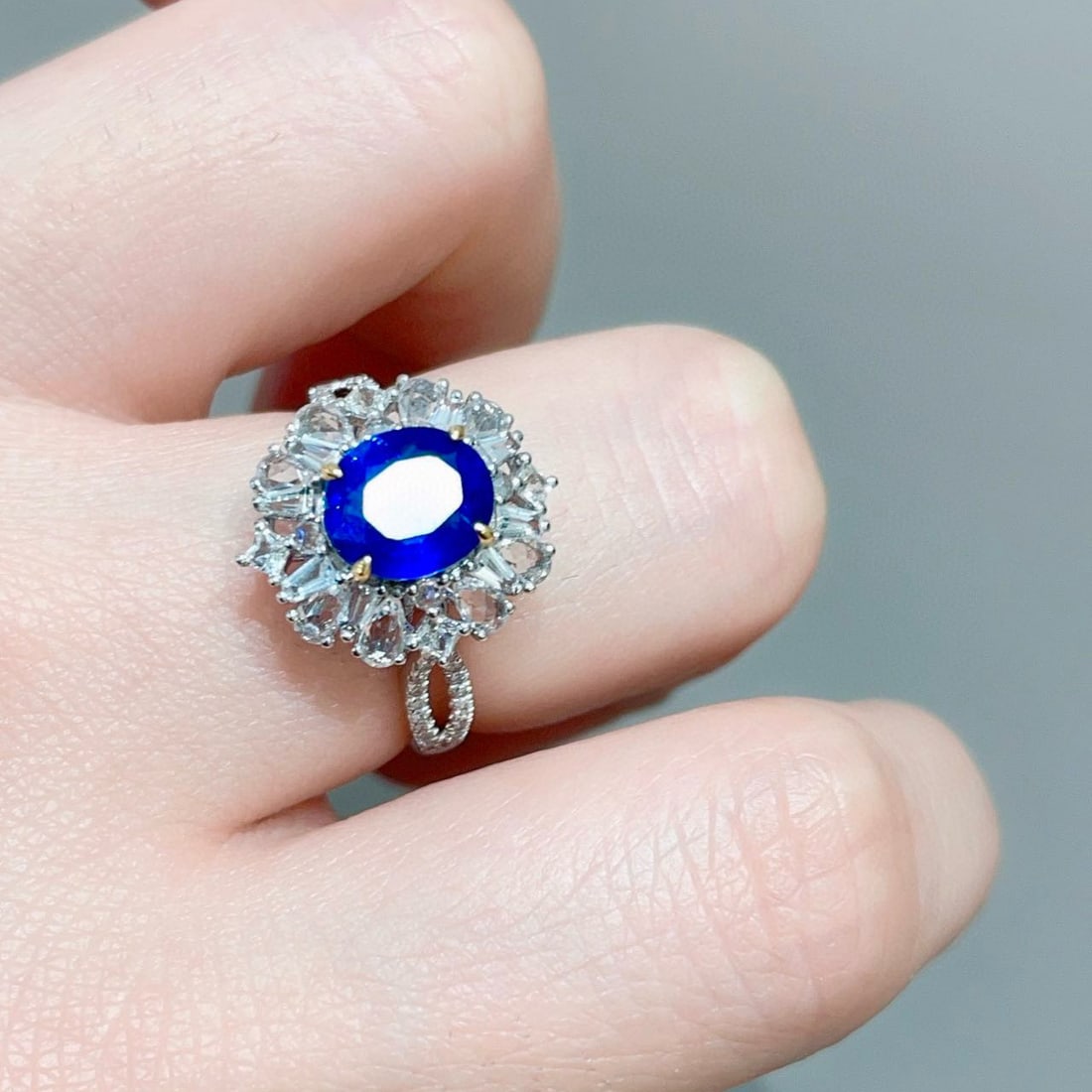 14k Gold 2 Ct Vivid Blue Natural Sapphire & Sapphire & Diamond Ring - 6