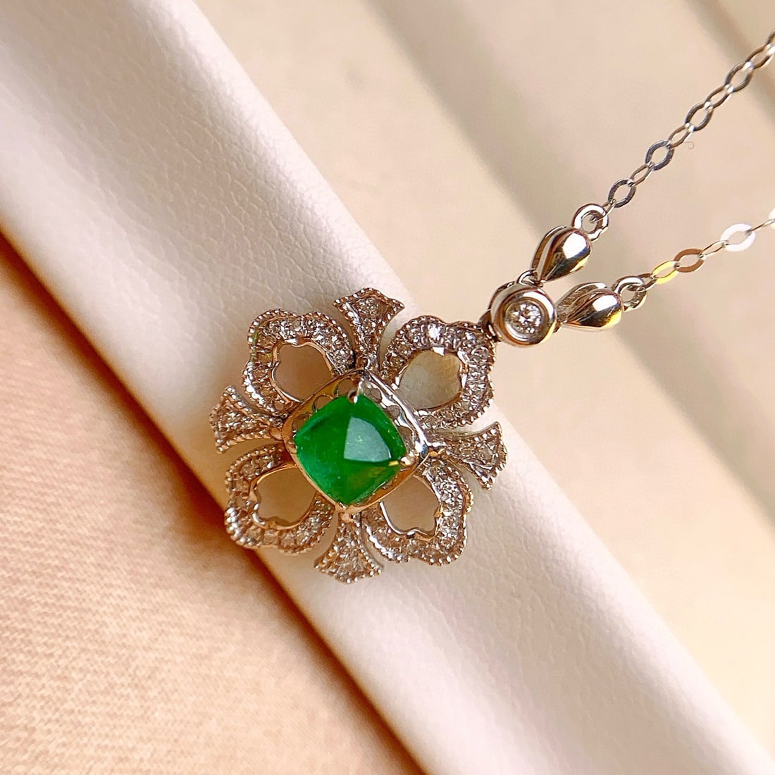 14k Gold 0.60 Ct Vivid Green Natural Emerald & Diamond Necklace: Ref:231060199 // gold content:14k gold // main gemstone:emerald // shape:sugar-loaf // carat weight:0. 60ct // color:vivid green // treatment:natural // // adjacent gemstone 2 : diamond // number