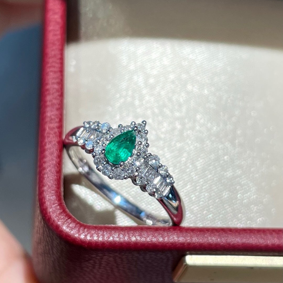 14k Gold 0.25 Ct Vivid Green Natural Emerald & Diamond Ring: Ref:231060203 // gold content:14k gold // ring size:7. 25us // // main gemstone:emerald // shape:pear // carat weight:0. 25ct // color:vivid green // treatment:natural // // adjacent gemstone 2 :
