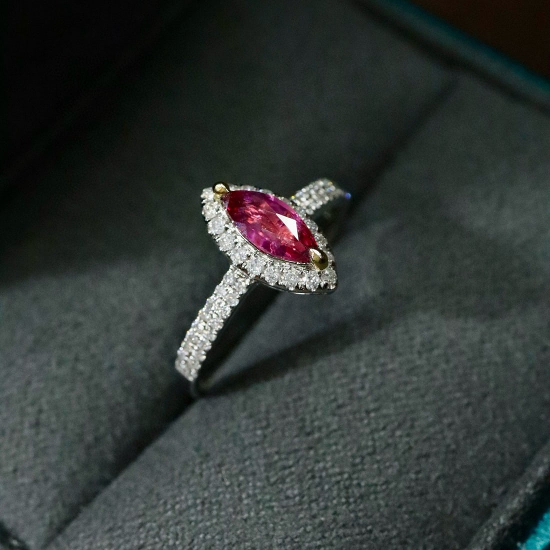 14k Gold 0.82 Ctw Natural Padparadscha Sapphire & Diamond Ring - 3