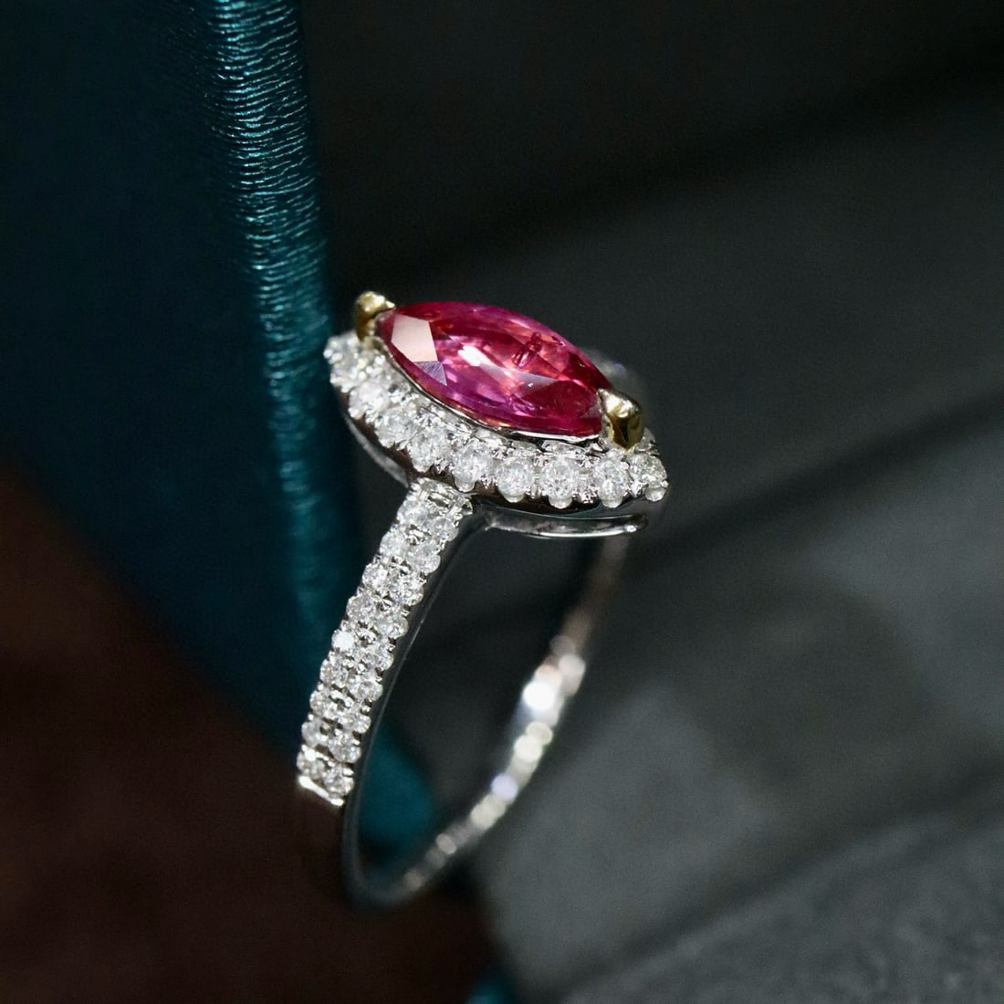 14k Gold 0.82 Ctw Natural Padparadscha Sapphire & Diamond Ring - 4