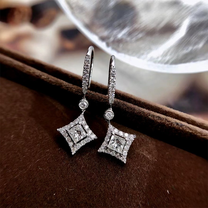 14k Gold 0.87 Ctw Natural H Diamond Earrings: Ref:231060252 // gold content:14k gold // main gemstone:diamond // shape:princess // carat weight:0. 60ct // clarity grade:vs-si // color:h // treatment:natural // // adjacent gemstone 2 : diamond //