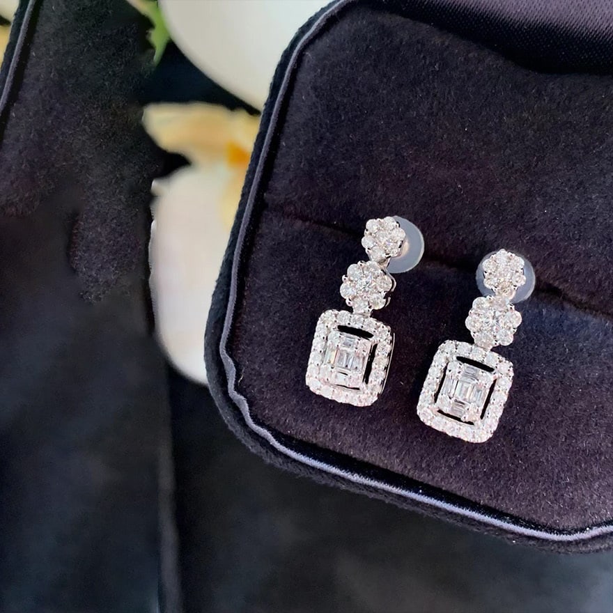 14k Gold 0.9 Ct Natural H Diamond Earrings: Ref:231060257 // gold content:14k gold // main gemstone:diamond // shape:multiply // carat weight:0. 9ct // clarity grade:vs-si // color:h // treatment:natural // Condition: NewLow Estimate: