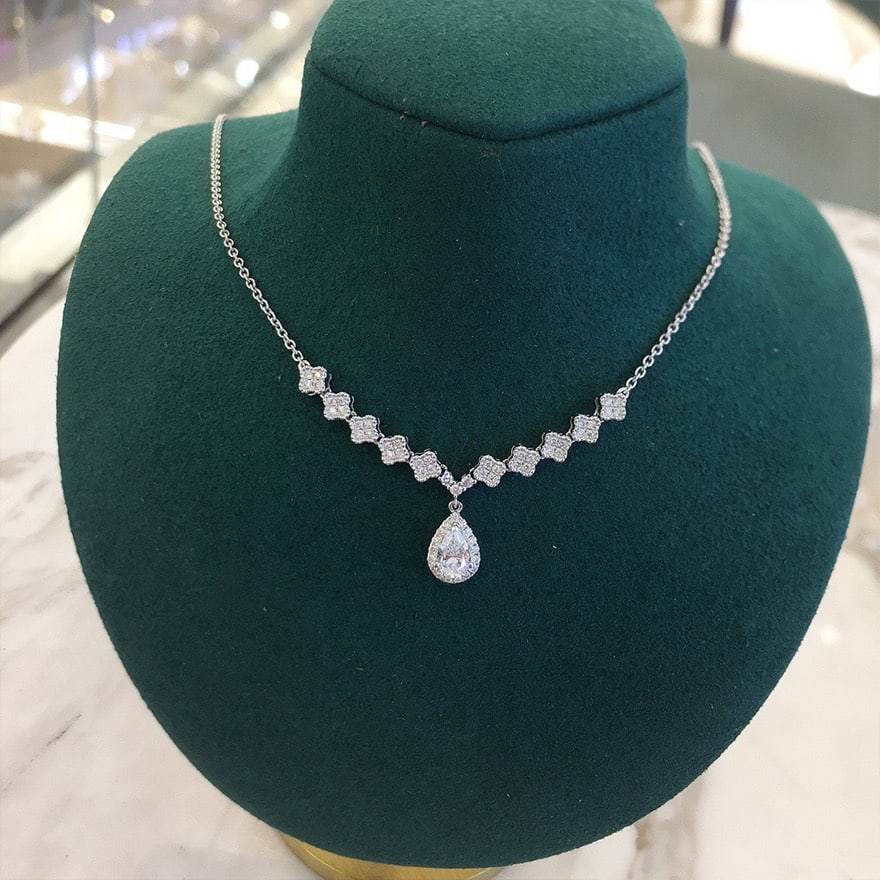 14k Gold 0.74 Ctw Natural H Diamond Necklace: Ref:231060292 // gold content:14k gold // main gemstone:diamond // shape:pear // carat weight:0. 45ct // clarity grade:vs-si // color:h // treatment:natural // // adjacent gemstone 2 : diamond //