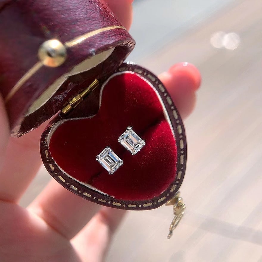 14k Gold 0.7 Ct Natural H Diamond Earrings: Ref:231060312 // gold content:14k gold // main gemstone:diamond // shape:emerald // carat weight:0. 7ct // clarity grade:vs-si // color:h // treatment:natural // Condition: NewLow Estimate: