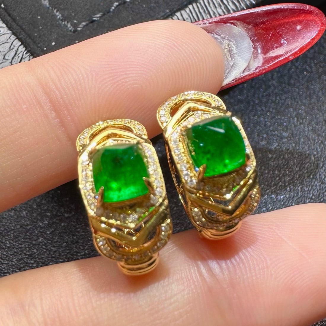 14k Gold 2.19 Ctw Vivid Green Natural Emerald & Diamond Earrings: Ref:231060399 // gold content:14k gold // main gemstone:emerald // shape:sugar-loaf // carat weight:1. 89ct // color:vivid green // treatment:natural // // adjacent gemstone 2 : diamond //