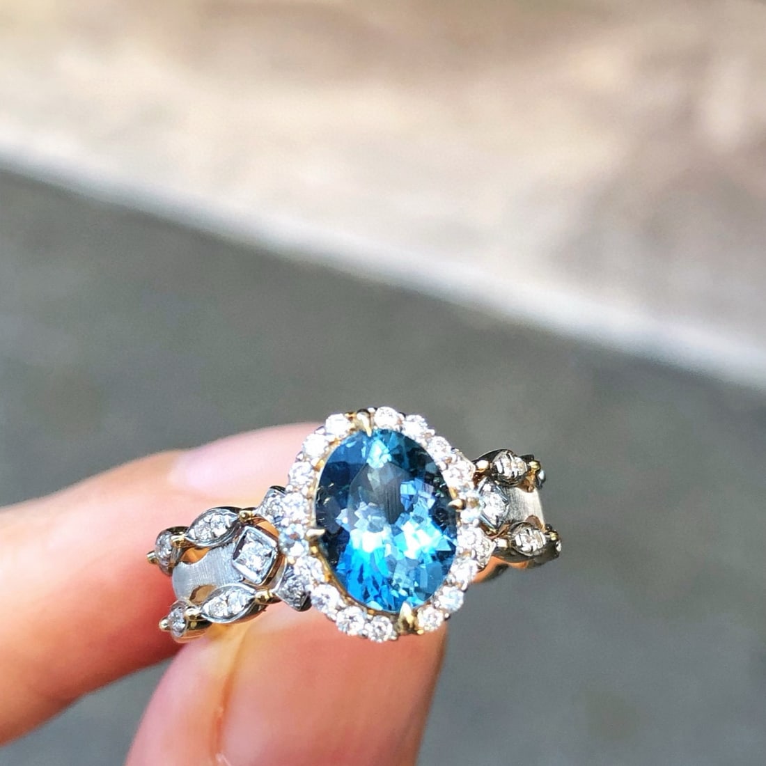 14k Gold 1.48 Ctw Natural Aquamarine & Diamond Ring: Ref:231060407 // gold content:14k gold // ring size:7. 25us // // main gemstone:aquamarine // shape:oval // carat weight:1. 16ct // color:santa maria color // treatment:natural // // adjacent