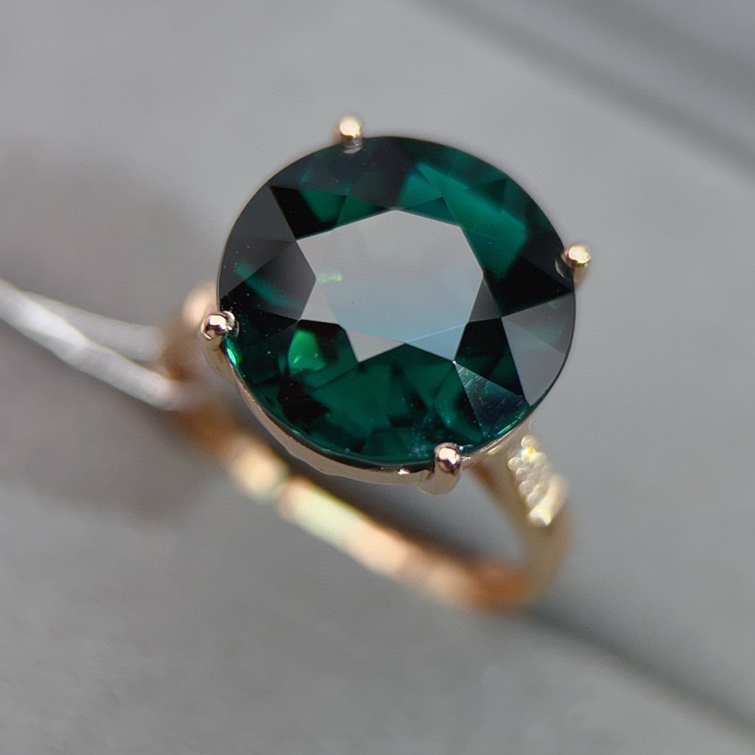 14k Gold 10.09 Ctw Natural Tourmaline & Diamond Ring: Ref:231060424 // gold content:14k gold // ring size:7. 25us // // main gemstone:tourmaline // shape:round // carat weight:10. 03ct // color:green // treatment:natural // cut grade:g // // adjacent