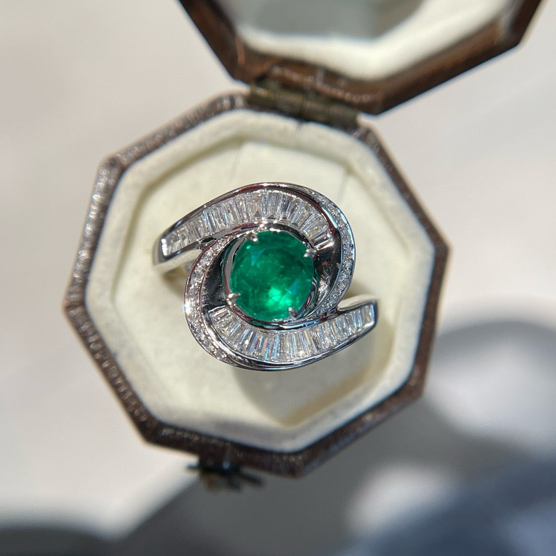14k Gold 1.12 Ct Vivid Green Natural Emerald & Diamond Ring: Ref:231060425 // gold content:14k gold // ring size:7. 25us // // main gemstone:emerald // shape:oval // carat weight:1. 12ct // color:vivid green // treatment:natural // // adjacent gemstone 2 :