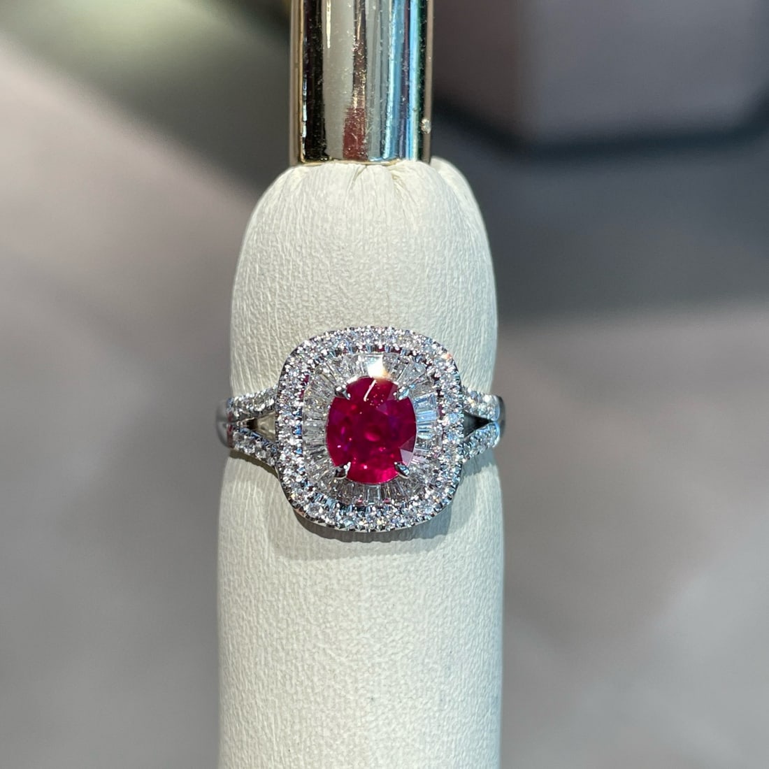 14k Gold 1.05 Ct Natural Ruby & Diamond Ring: Ref:231060432 // gold content:14k gold // ring size:7. 25us // // main gemstone:ruby // shape:oval // carat weight:1. 05ct // color:red // treatment:natural // // adjacent gemstone 2 : diamond //