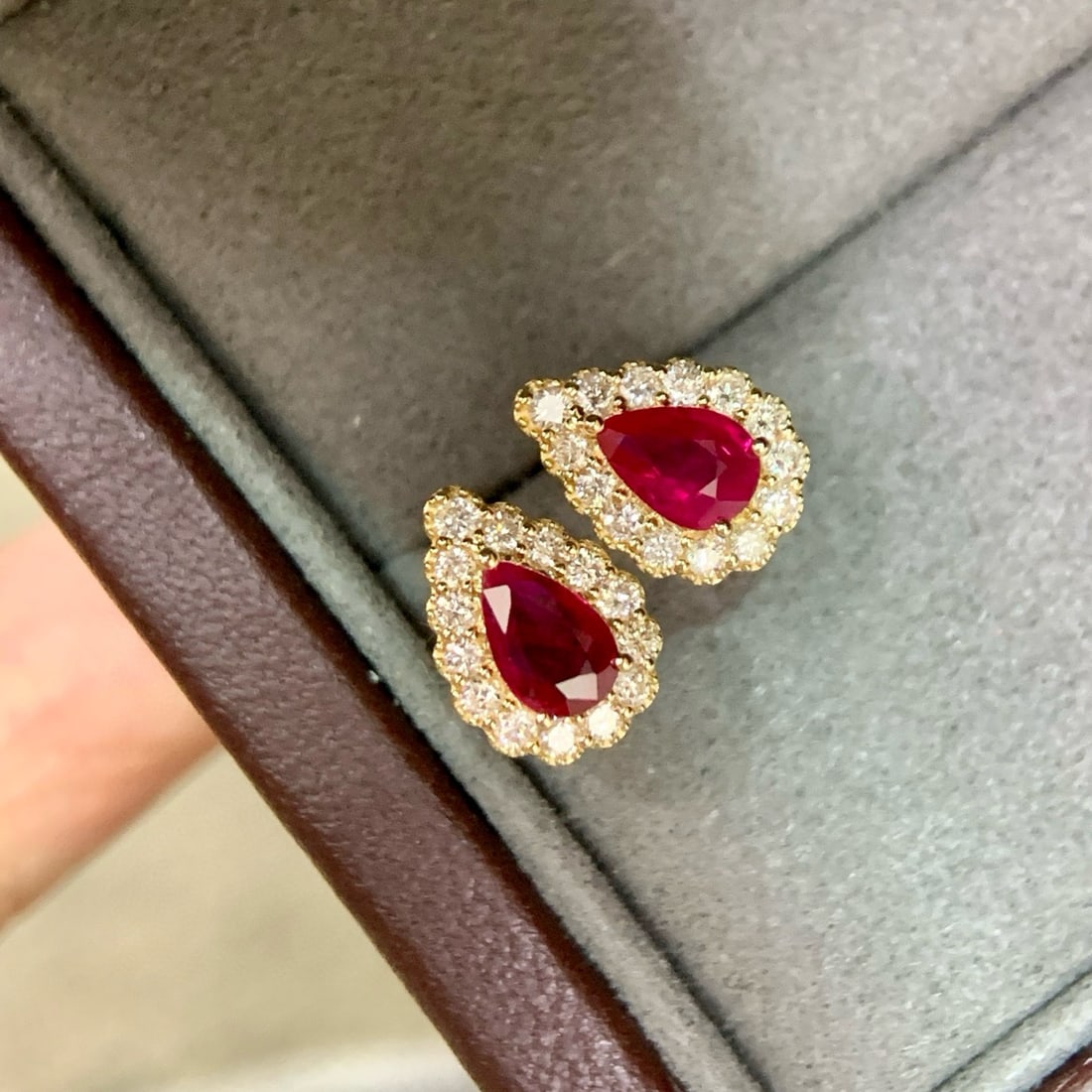 14k Gold 1.25 Ctw Natural Ruby & Diamond Earrings: Ref:231060436 // gold content:14k gold // main gemstone:ruby // shape:pear // carat weight:0. 91ct // color:red // treatment:natural // // adjacent gemstone 2 : diamond // shape:round // carat