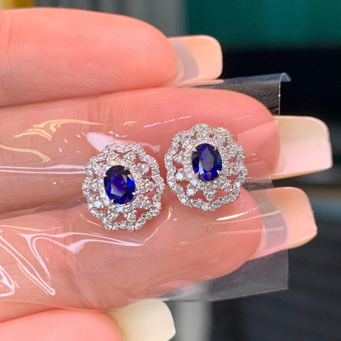 14k Gold 1.13 Ctw Natural Sapphire & Diamond Earrings: Ref:231060437 // gold content:14k gold // main gemstone:sapphire // shape:oval // carat weight:0. 69ct // color:royal blue // treatment:natural // // adjacent gemstone 2 : diamond // shape:round //