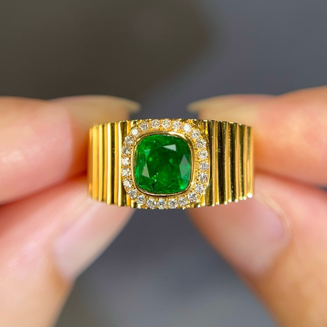 14k Gold 1.17 Ctw Vivid Green Natural Emerald & Diamond Ring: Ref:231060438 // gold content:14k gold // ring size:7. 25us // // main gemstone:emerald // shape:cushion // carat weight:1. 05ct // color:vivid green // treatment:natural // // adjacent gemstone 2