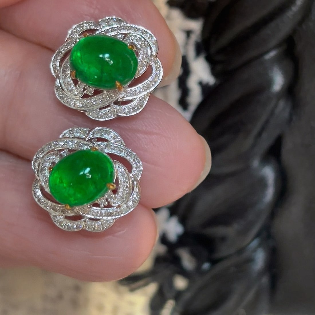 14k Gold 2.8 Ct Vivid Green Natural Emerald & Diamond Earrings: Ref:231060445 // gold content:14k gold // main gemstone:emerald // shape:oval // carat weight:2. 8ct // color:vivid green // treatment:natural // // adjacent gemstone 2 : diamond // shape:round //