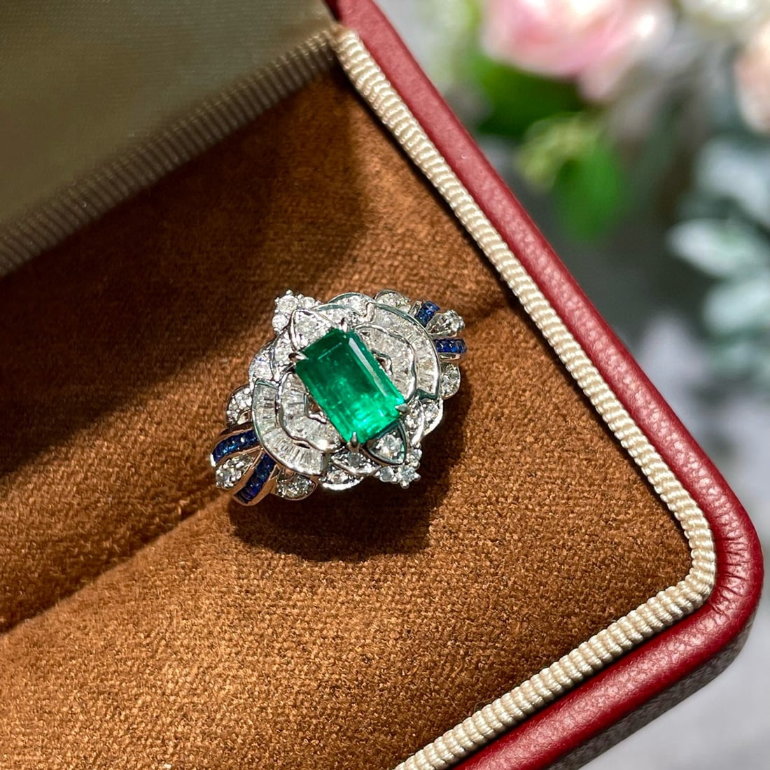 14k Gold 0.94 Ct Vivid Green Natural Emerald & Diamond & Sapphire Ring: Ref:231060447 // gold content:14k gold // ring size:7. 25us // // main gemstone:emerald // shape:octagonal // carat weight:0. 94ct // color:vivid green // treatment:natural // // adjacent gemstone