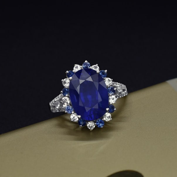 14k Gold 5.65 Ctw Natural Sapphire & Diamond Ring: Ref:231061005 // gold content:14k gold // ring size:7. 25us // // main gemstone:sapphire // shape:oval // carat weight:5. 06ct // color:blue // treatment:natural // // adjacent gemstone 2 : sapphire /