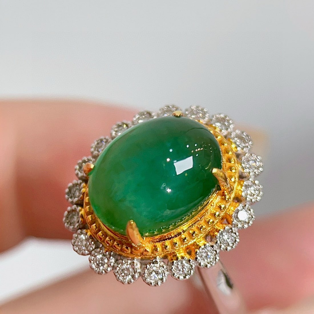 14k Gold 4.2 Ct Natural Emerald & Diamond Ring - 2