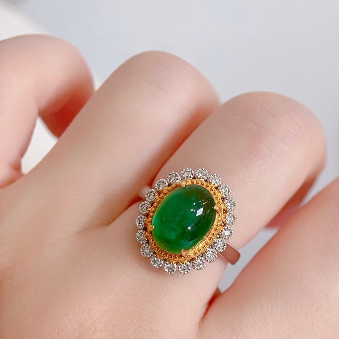 14k Gold 4.2 Ct Natural Emerald & Diamond Ring - 3