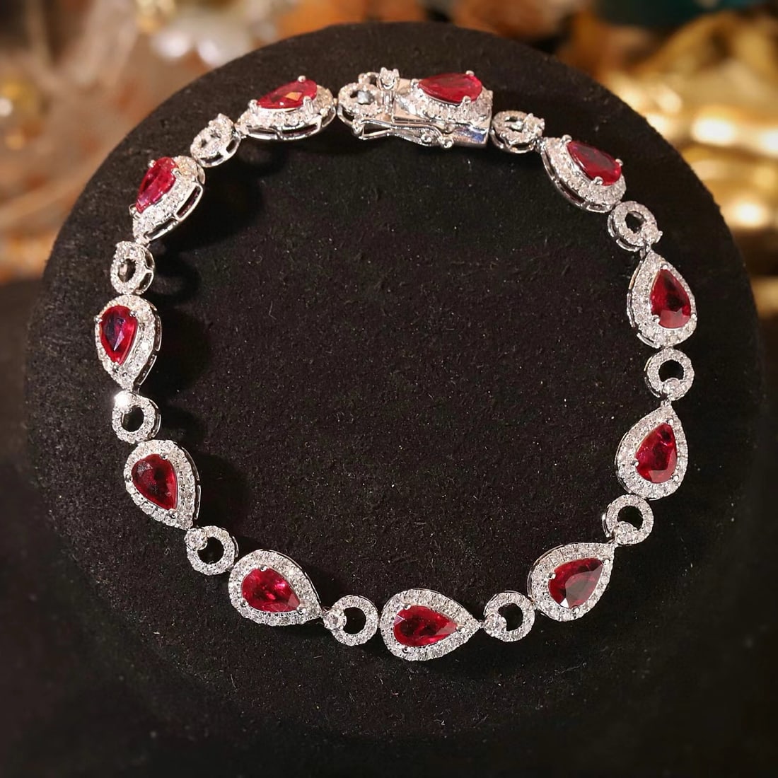 14k Gold 6.7 Ctw Natural Ruby & Diamond Bracelet: Ref:231061152 // gold content:14k gold // main gemstone:ruby // shape:pear // carat weight:5ct // color:red // treatment:natural // // adjacent gemstone 2 : diamond // shape:round // carat