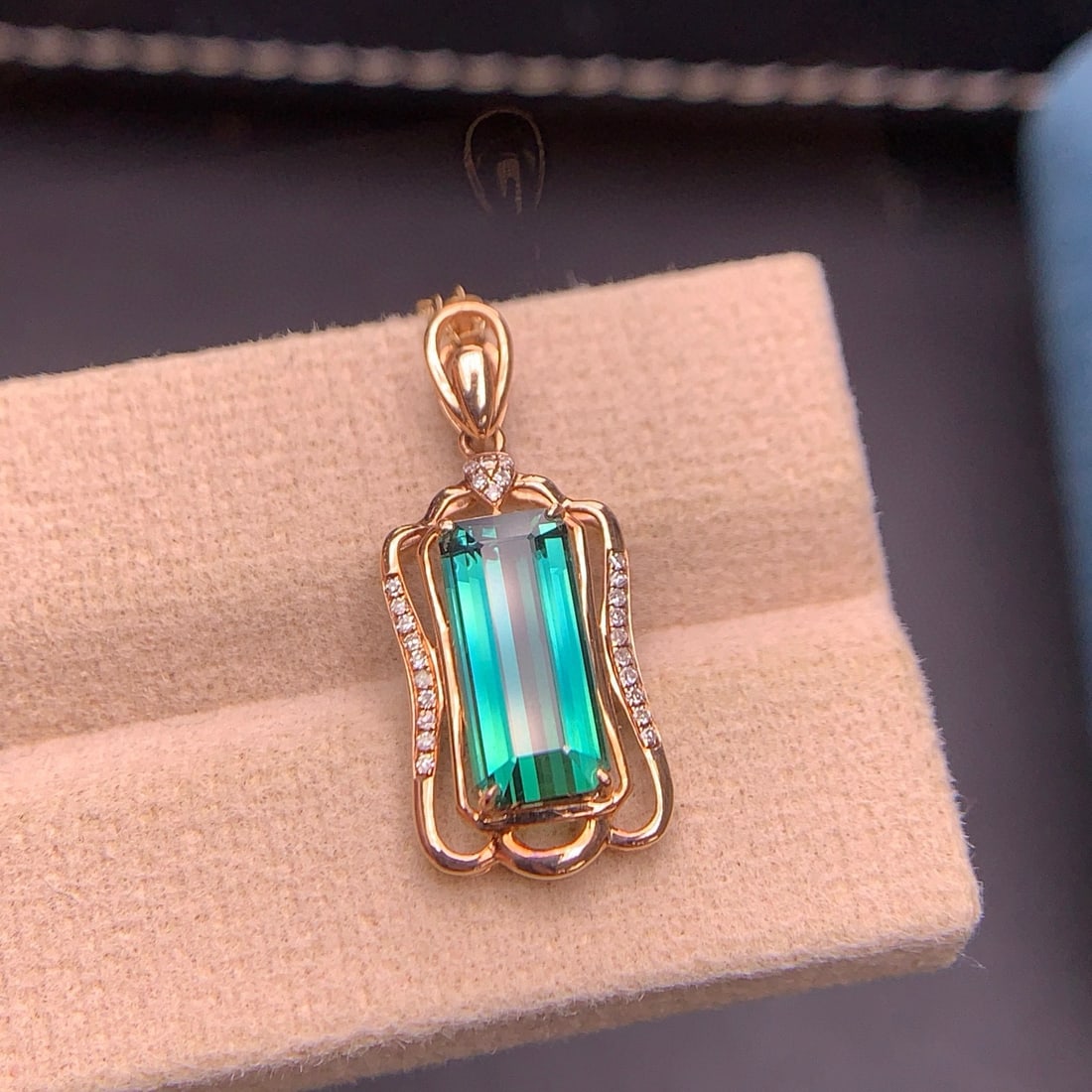 14k Gold 2.9 Ct Natural Tourmaline & Diamond Pendant( Without Chain ): Ref:231061259 // gold content:14k gold // main gemstone:tourmaline // shape:octagonal // carat weight:2. 9ct // color:blue-green // treatment:natural // // adjacent gemstone 2 : diamond //