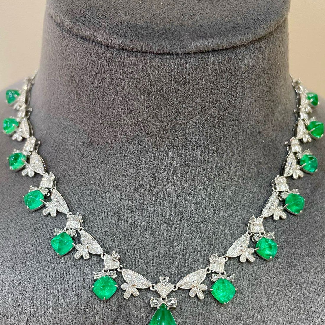 14k Gold 10.5 Ct Natural Emerald & Diamond & Sapphire Necklace: Ref:231062058 // gold content:14k gold // main gemstone:emerald // shape:multiply // carat weight:10. 5ct // color:green // treatment:natural // // adjacent gemstone 2 : diamond // shape:round //