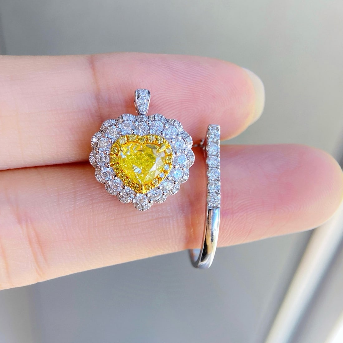 Gia Certified 14k Gold 1.01 Ct Natural Yellow Diamond & Diamond Ring/pendant( Without Chain ): Ref:231062071 // gold content:14k gold // ring size:7. 25us // // main gemstone:yellow diamond // certified:gia // shape:heart // carat weight:1. 01ct // clarity grade:si1 // color:yellow //
