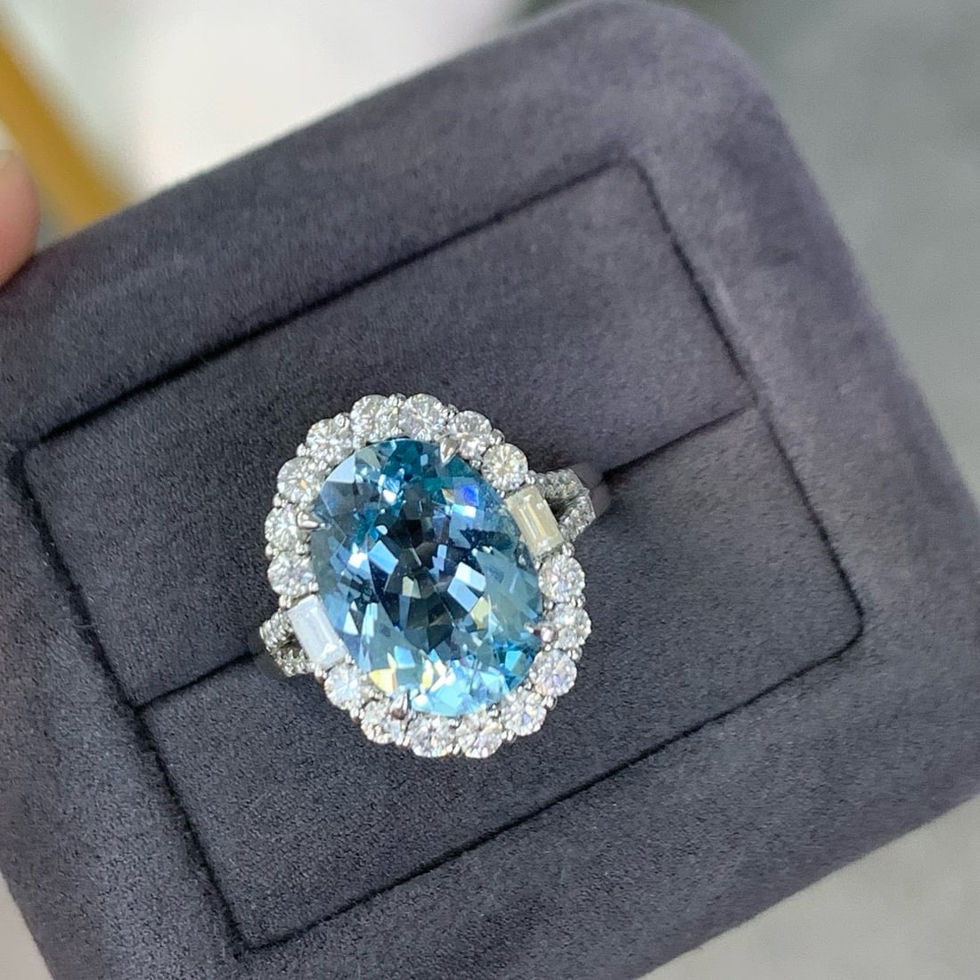 14k Gold 4.59 Ctw Natural Aquamarine & Diamond Ring: Ref:231062075 // gold content:14k gold // ring size:7. 25us // // main gemstone:aquamarine // shape:oval // carat weight:3. 65ct // color:santa maria color // treatment:natural // // adjacent gemstone
