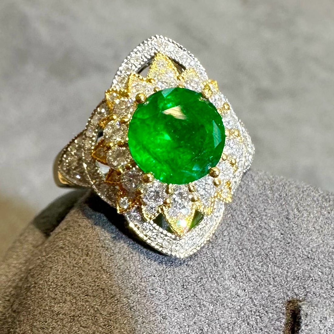 14k Gold 1.9 Ct Vivid Green Natural Emerald & Diamond Ring - 2
