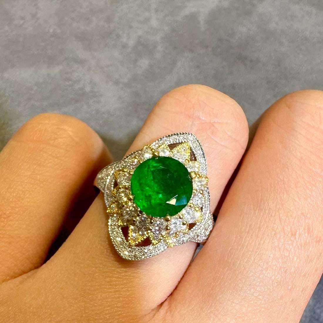 14k Gold 1.9 Ct Vivid Green Natural Emerald & Diamond Ring - 3