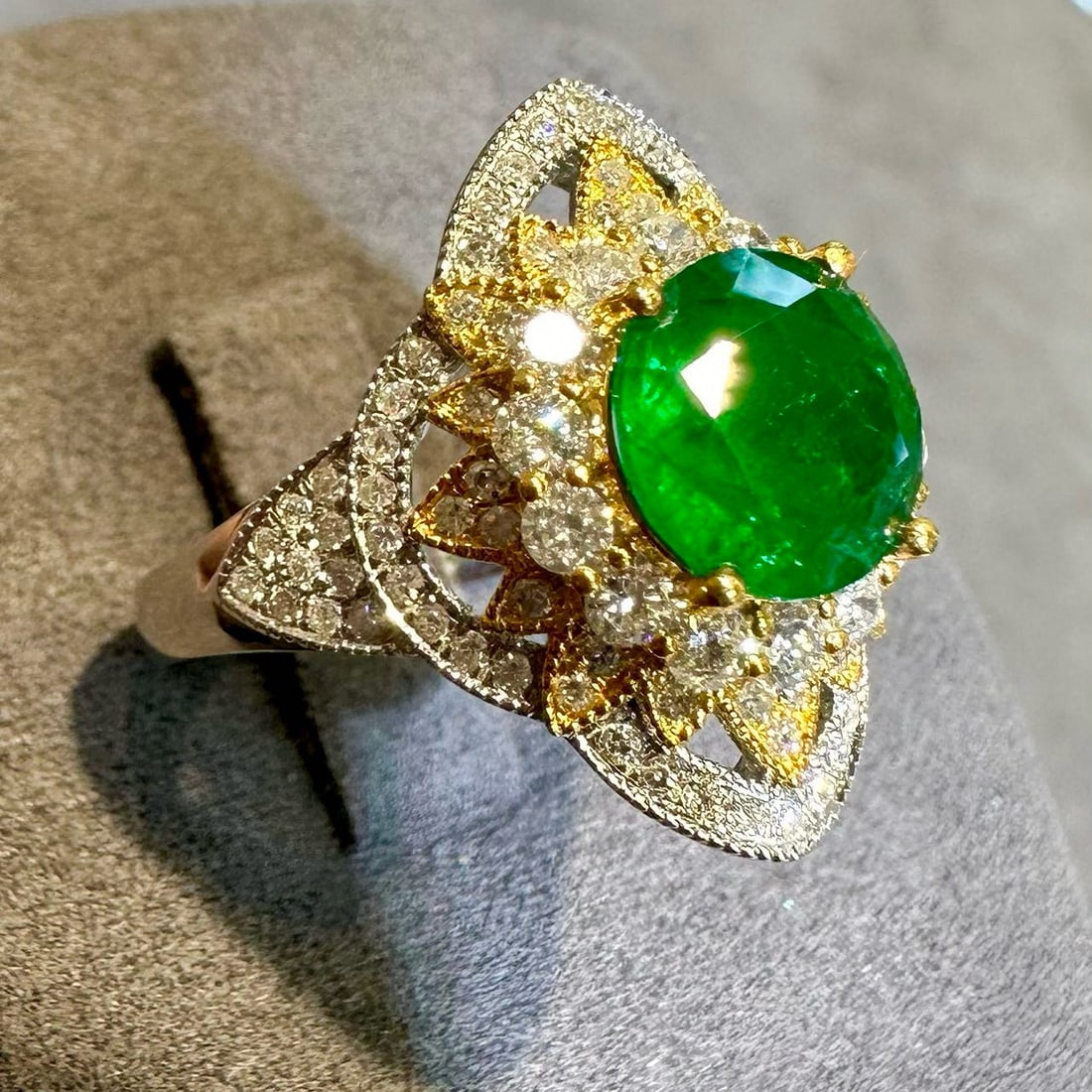 14k Gold 1.9 Ct Vivid Green Natural Emerald & Diamond Ring - 4