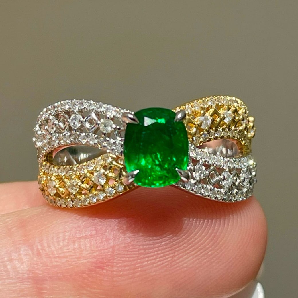 14k Gold 0.9 Ct Vivid Green Natural Emerald & Diamond Ring: Ref:231062090 // gold content:14k gold // ring size:7. 25us // // main gemstone:emerald // shape:oval // carat weight:0. 9ct // color:vivid green // treatment:natural // // adjacent gemstone 2 :