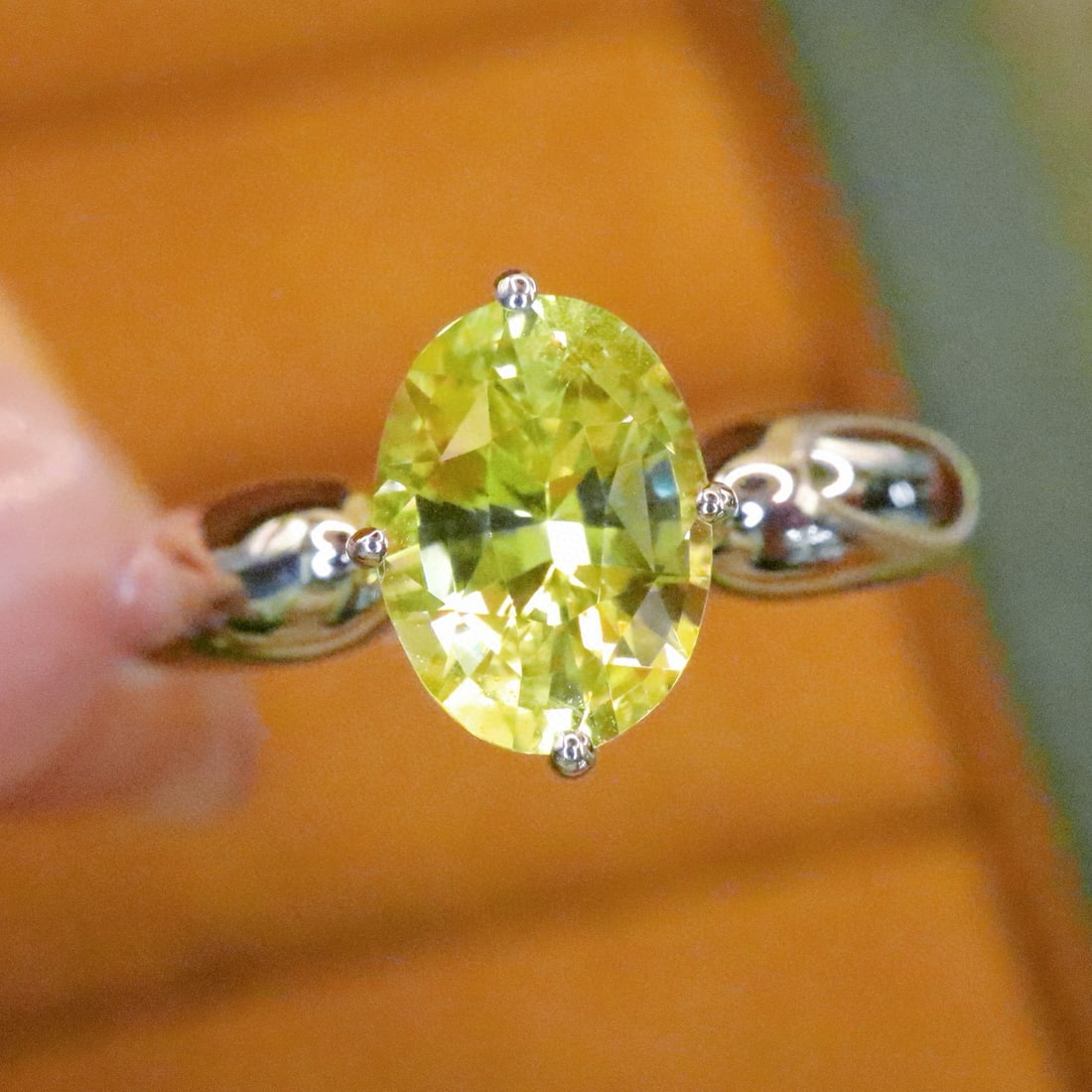 14k Gold 1.73 Ct Natural Chrysoberyl Ring: Ref:231062107 // gold content:14k gold // ring size:7. 25us // // main gemstone:chrysoberyl // shape:oval // carat weight:1. 73ct // color:yellowish green // treatment:natural // Condition: NewLow