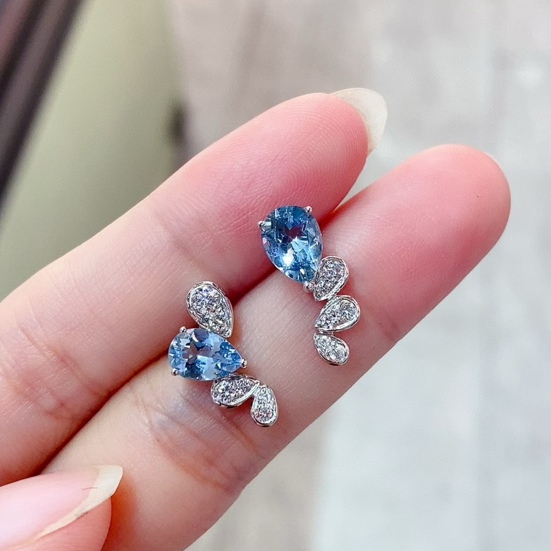 14k Gold 1.62 Ctw Natural Aquamarine & Diamond Earrings: Ref:231062130 // gold content:14k gold // main gemstone:aquamarine // shape:pear // carat weight:1. 32ct // color:blue // treatment:natural // // adjacent gemstone 2 : diamond // shape:round //