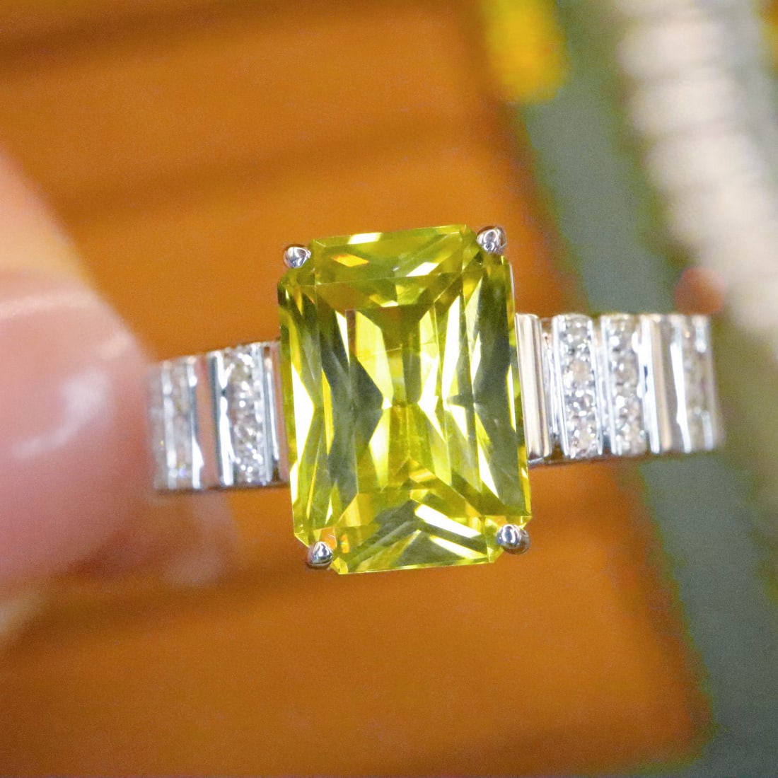 14k Gold 2.87 Ctw Natural Chrysoberyl & Diamond Ring: Ref:231062132 // gold content:14k gold // ring size:7. 25us // // main gemstone:chrysoberyl // shape:octagonal // carat weight:2. 80ct // color:yellowish green // treatment:natural // // adjacent