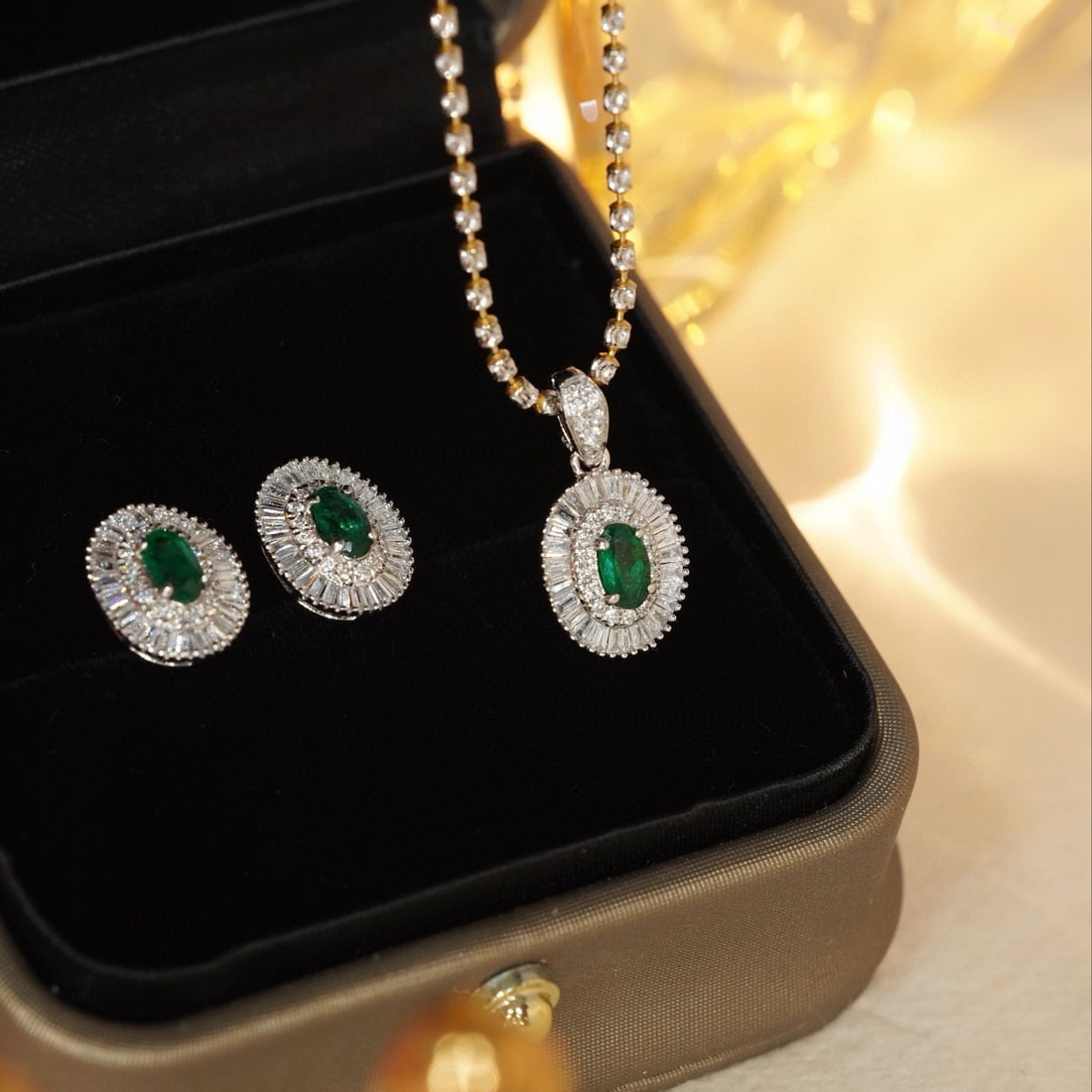 14k Gold 1.53 Ctw Vivid Green Natural Emerald & Diamond Jewelry Set: Ref:231062149 // gold content:14k gold // earrings // main gemstone:emerald // shape:oval // carat weight:0. 5ct // color:vivid green // treatment:natural // // adjacent gemstone 2 : diamond //