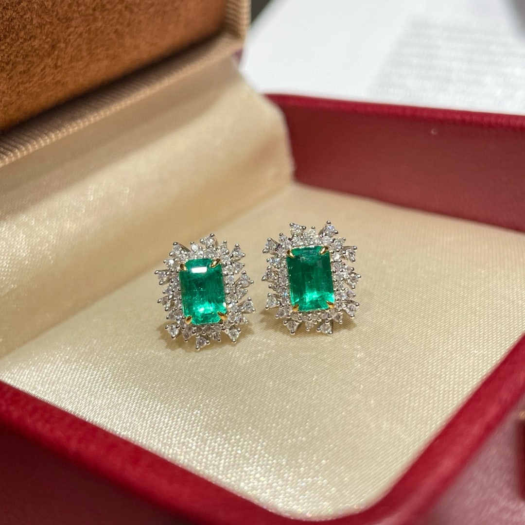 14k Gold 1.10 Ct Vivid Green Natural Emerald & Diamond Earrings: Ref:231062150 // gold content:14k gold // main gemstone:emerald // shape:octagonal // carat weight:1. 10ct // color:vivid green // treatment:natural // // adjacent gemstone 2 : diamond //