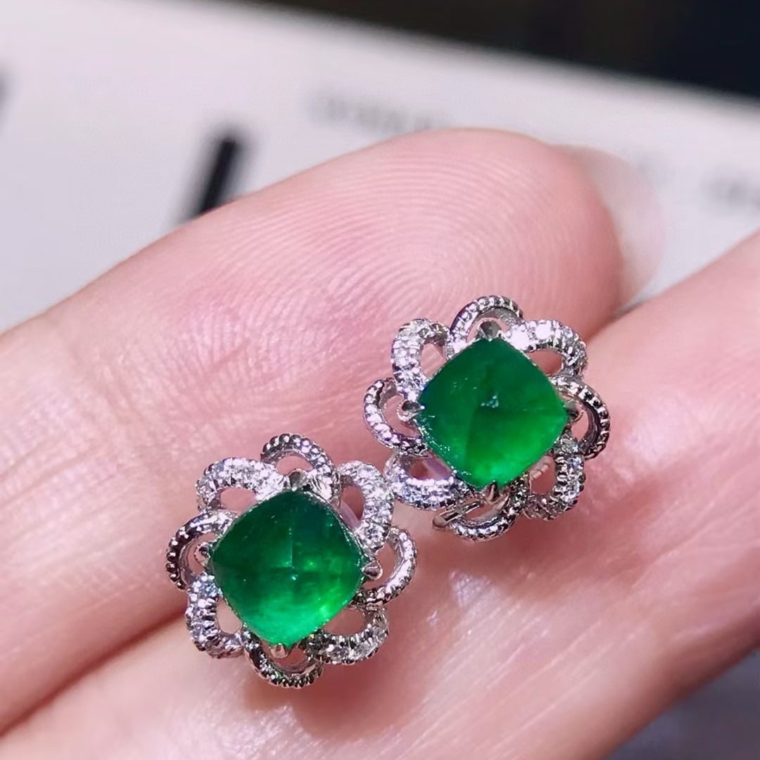 14k Gold 1.6 Ct Vivid Green Natural Emerald & Diamond Earrings: Ref:231062170 // gold content:14k gold // main gemstone:emerald // shape:sugar-loaf // carat weight:1. 6ct // color:vivid green // treatment:natural // // adjacent gemstone 2 : diamond // number of