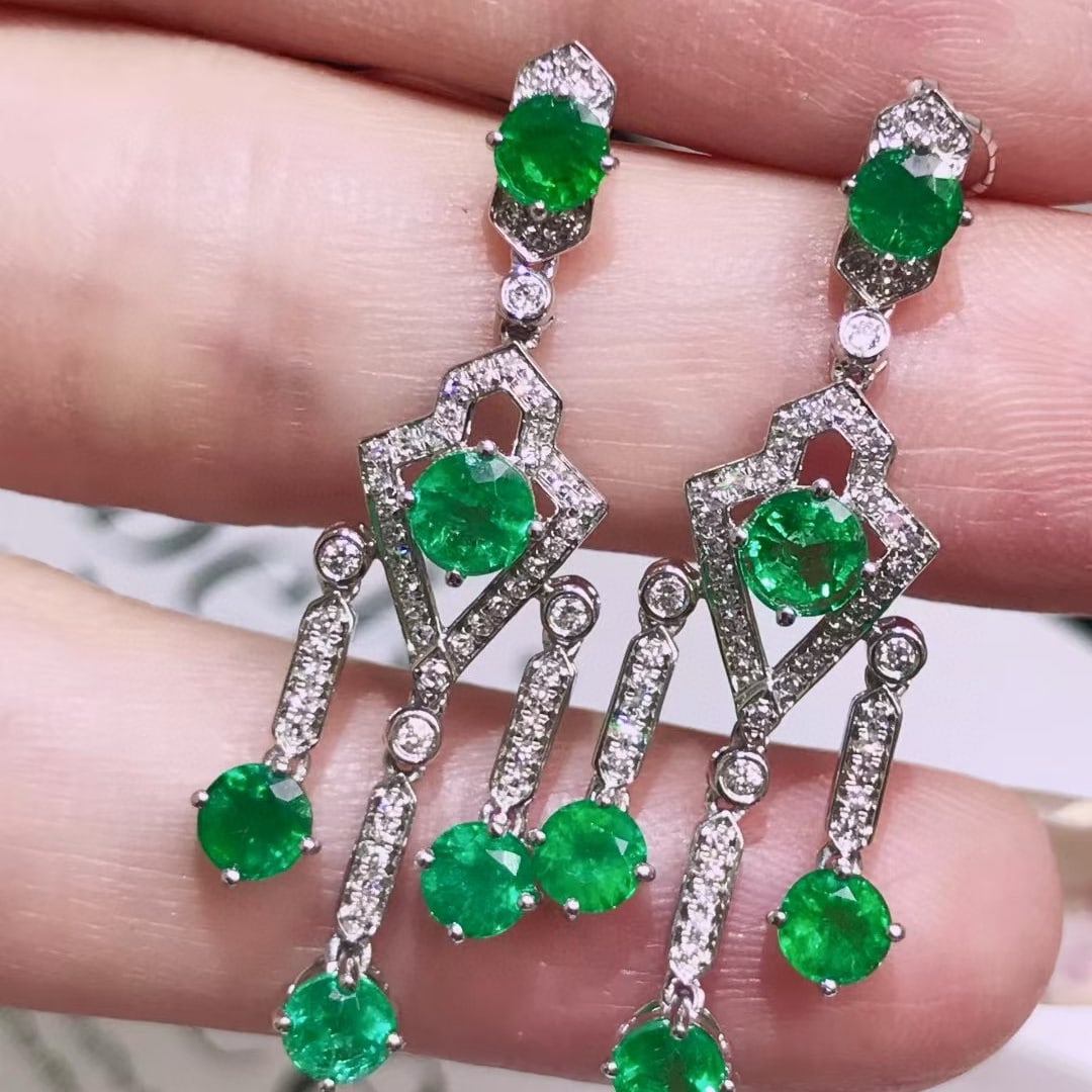 14k Gold 3.20 Ctw Vivid Green Natural Emerald & Diamond Earrings: Ref:231062181 // gold content:14k gold // main gemstone:emerald // shape:round // carat weight:2. 7ct // color:vivid green // treatment:natural // cut grade:g // // adjacent gemstone 2 : diamond //