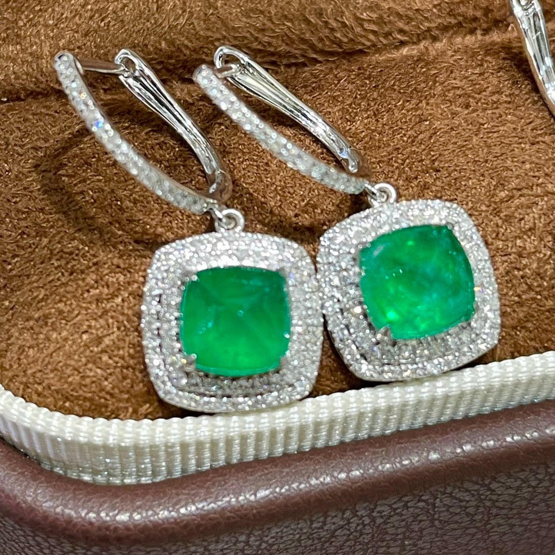 14k Gold 2.2 Ct Natural Emerald & Diamond Earrings: Ref:231062199 // gold content:14k gold // main gemstone:emerald // shape:sugar-loaf // carat weight:2. 2ct // color:green // treatment:natural // // adjacent gemstone 2 : diamond // shape:round //