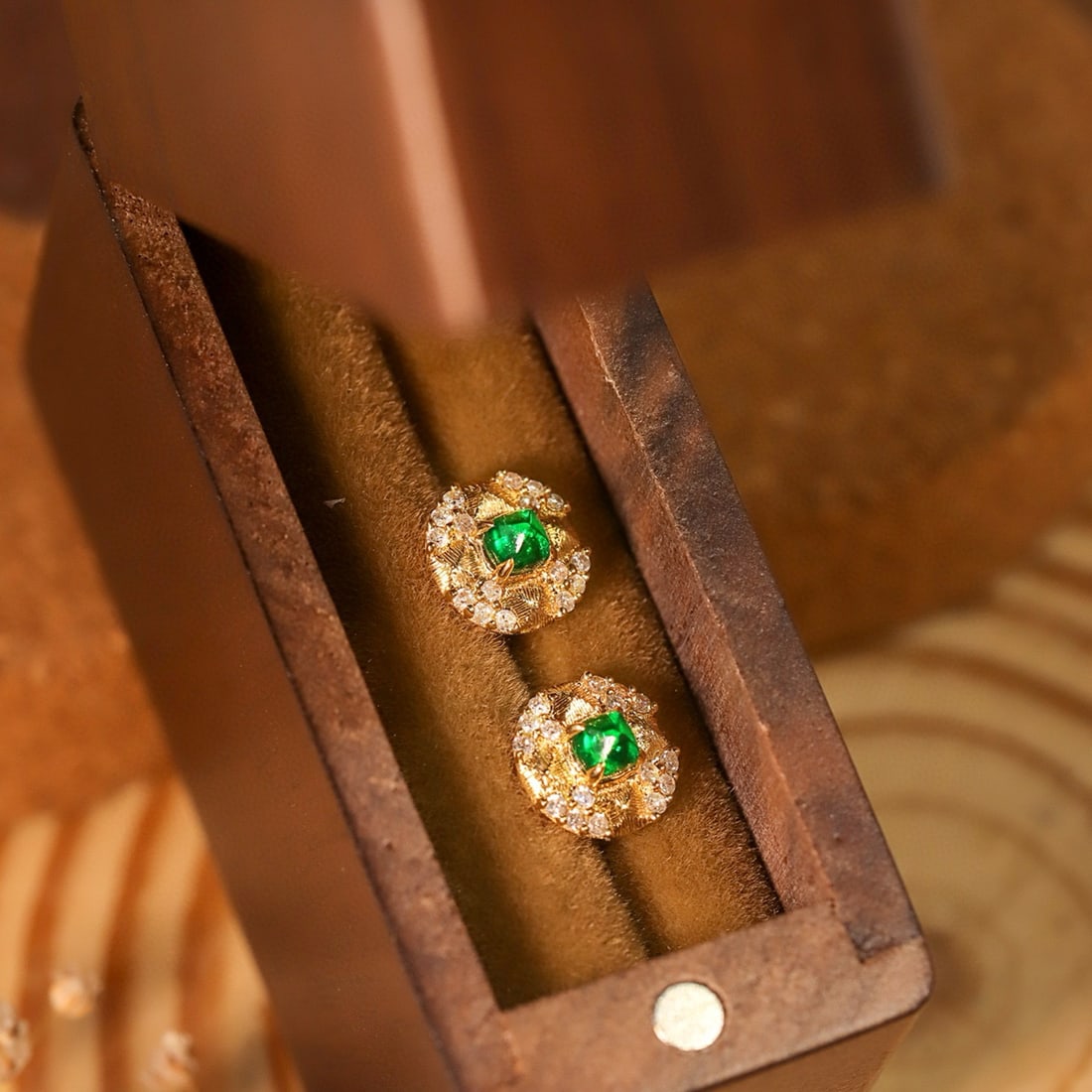 14k Gold 0.38 Ctw Vivid Green Natural Emerald & Diamond Earrings: Ref:231062207 // gold content:14k gold // main gemstone:emerald // shape:sugar-loaf // carat weight:0. 25ct // color:vivid green // treatment:natural // // adjacent gemstone 2 : diamond //