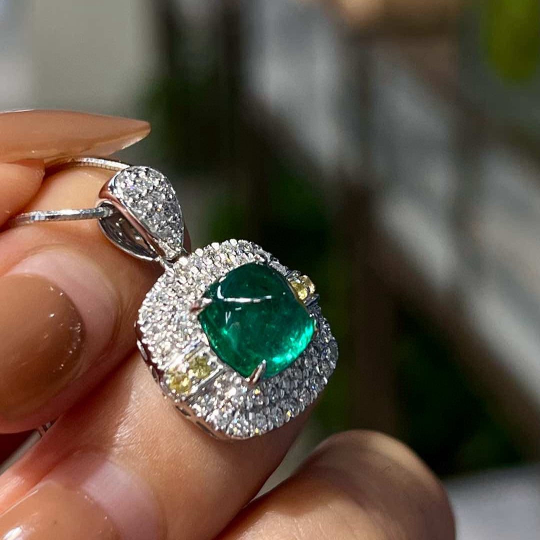 14k Gold 2.55 Ctw Vivid Green Natural Emerald & Diamond Pendant( Without Chain ): Ref:231062209 // gold content:14k gold // main gemstone:emerald // shape:sugar-loaf // carat weight:2. 19ct // color:vivid green // treatment:natural // // adjacent gemstone 2 : diamond // shape:round