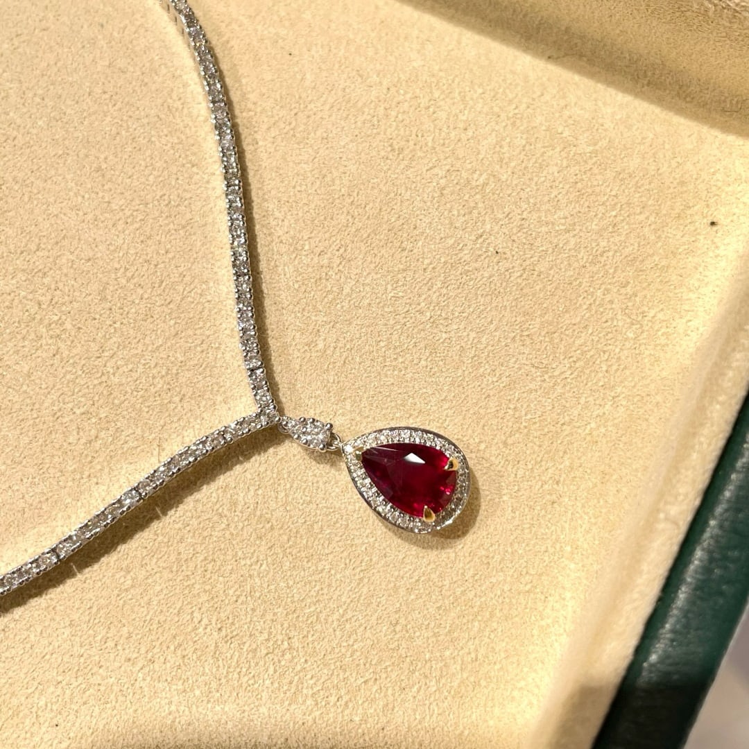 14k Gold 1 Ct Natural Ruby & Diamond Necklace: Ref:231062215 // gold content:14k gold // main gemstone:ruby // shape:pear // carat weight:1ct // color:pigeonblood red // treatment:natural // // adjacent gemstone 2 : diamond // shape:round //