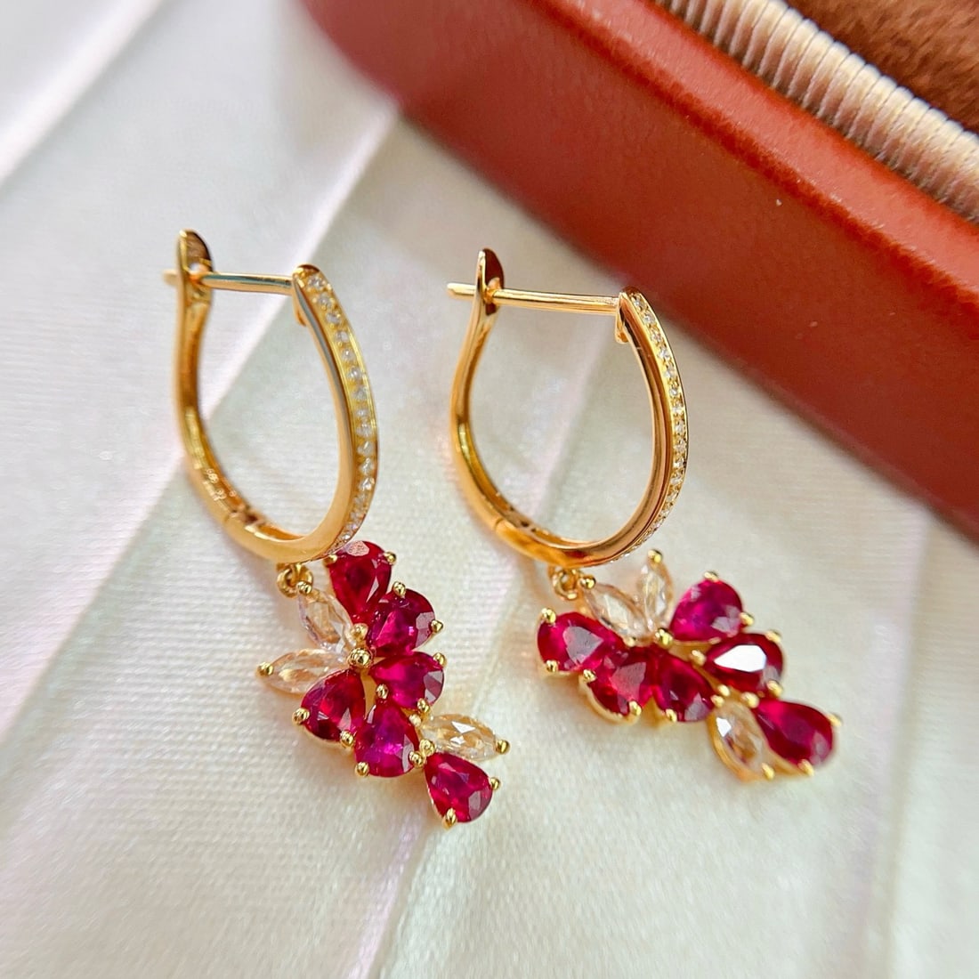 14k Gold 1.10 Ct Natural Ruby & Diamond Earrings: Ref:231062230 // gold content:14k gold // main gemstone:ruby // shape:pear // carat weight:1. 10ct // color:red // treatment:natural // // adjacent gemstone 2 : diamond // shape:round // clarity