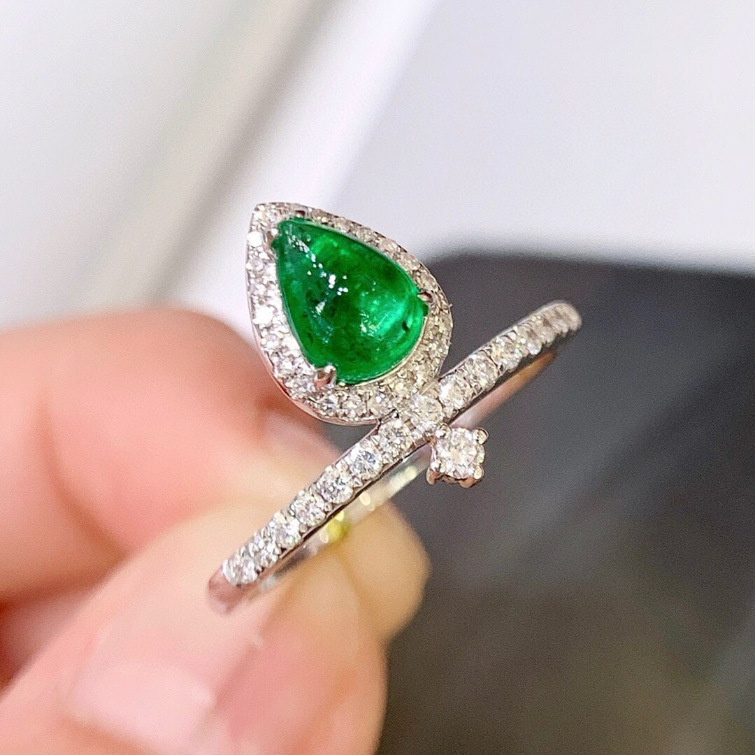 14k Gold 0.8 Ct Vivid Green Natural Emerald & Diamond Ring: Ref:231062348 // gold content:14k gold // ring size:7. 25us // // main gemstone:emerald // shape:pear // carat weight:0. 8ct // color:vivid green // treatment:natural // // adjacent gemstone 2 : diamo