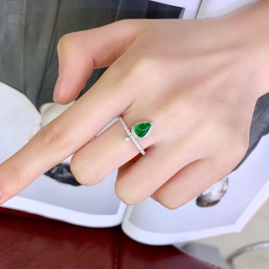 14k Gold 0.8 Ct Vivid Green Natural Emerald & Diamond Ring - 3