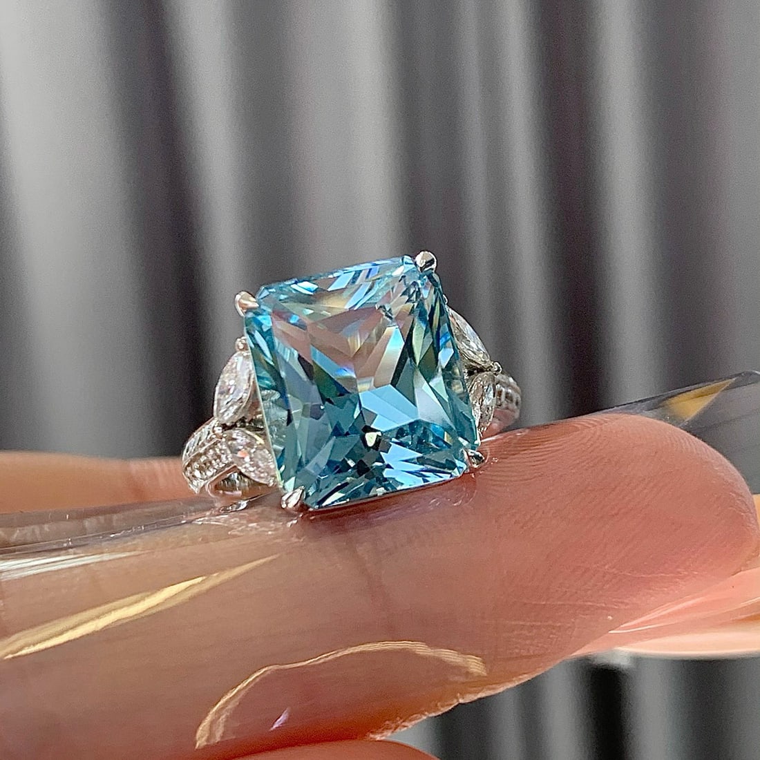 14k Gold 8.64 Ctw Natural Aquamarine & Diamond Ring: Ref:231062381 // gold content:14k gold // ring size:7. 25us // // main gemstone:aquamarine // shape:octagonal // carat weight:8. 06ct // color:santa maria color // treatment:natural // // adjacent gem