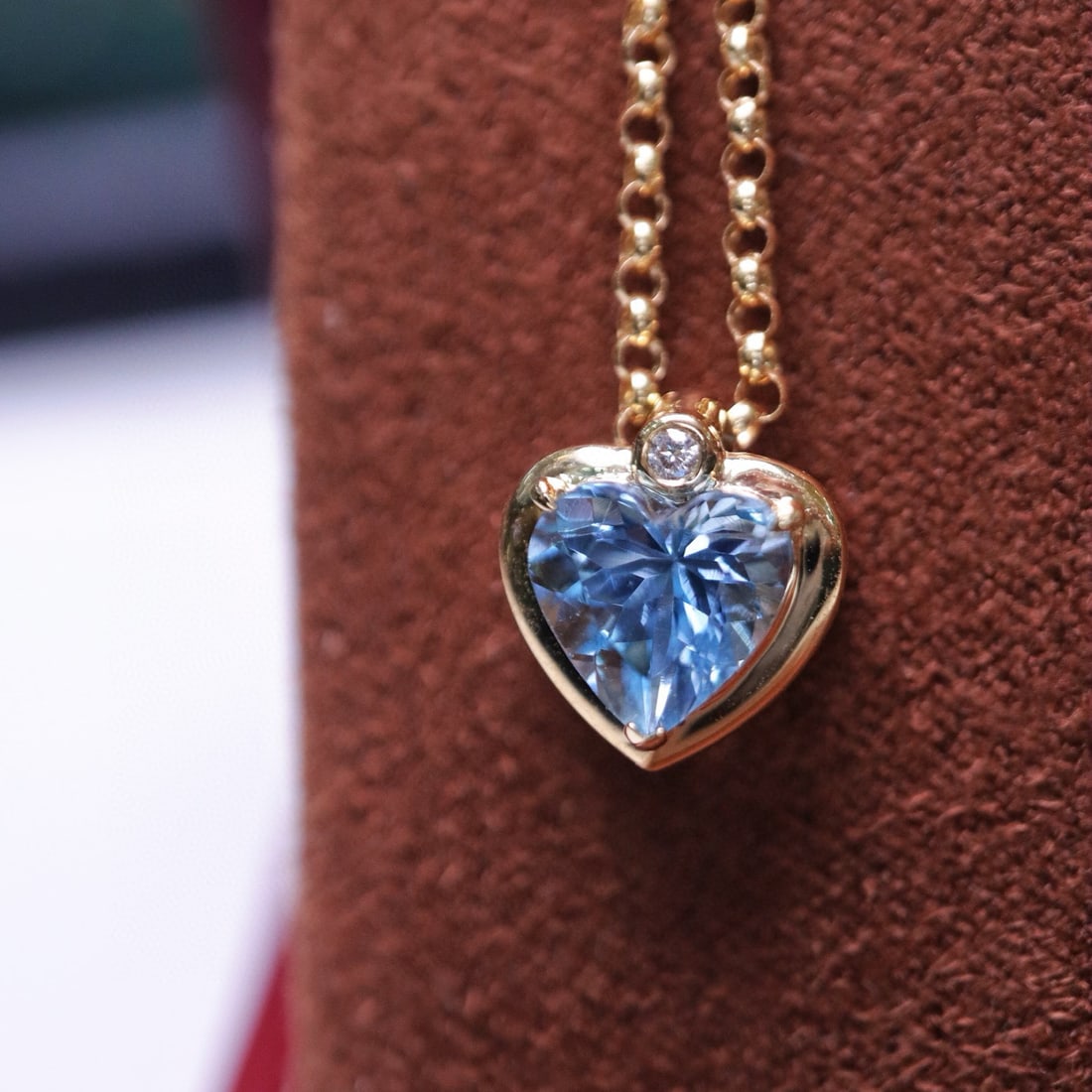 14k Gold 0.99 Ct Natural Aquamarine & Diamond Pendant( Without Chain ): Ref:231062386 // gold content:14k gold // main gemstone:aquamarine // shape:heart // carat weight:0. 99ct // color:santa maria color // treatment:natural // // adjacent gemstone 2 : diamond //
