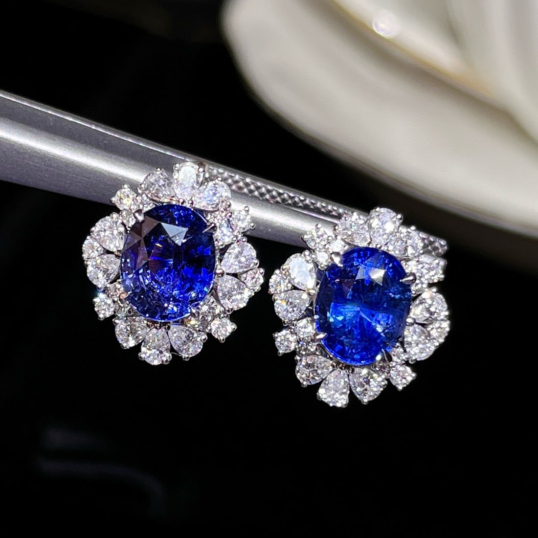 14k Gold 5.33 Ctw Natural Sapphire & Diamond Earrings: Ref:231062439 // gold content:14k gold // main gemstone:sapphire // shape:oval // carat weight:4. 16ct // color:royal blue // treatment:natural // // adjacent gemstone 2 : diamond // number of stones: