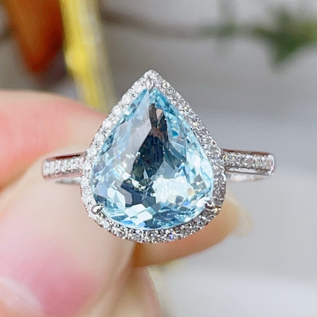 14k Gold 2.65 Ctw Natural Aquamarine & Diamond Ring: Ref:231062446 // gold content:14k gold // ring size:7. 25us // // main gemstone:aquamarine // shape:pear // carat weight:2. 45ct // color:blue // treatment:natural // // adjacent gemstone 2 :